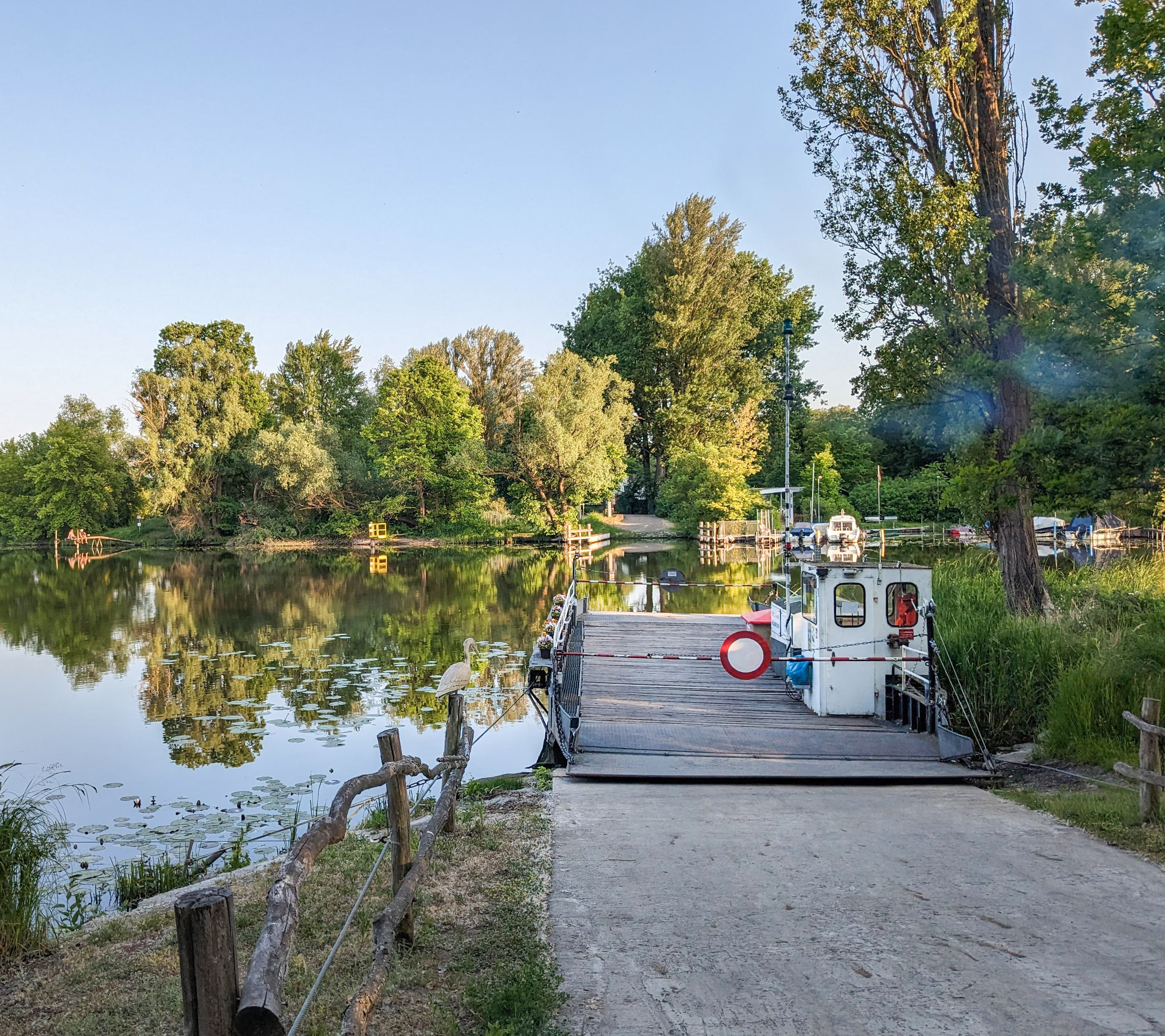 Bildbeschreibung: dekoratives Bild, Sommerliches Bild der Neuendorfer Fähre an der Anlegestelle Neuendorf mit Blick Richtung Buhnenhaus