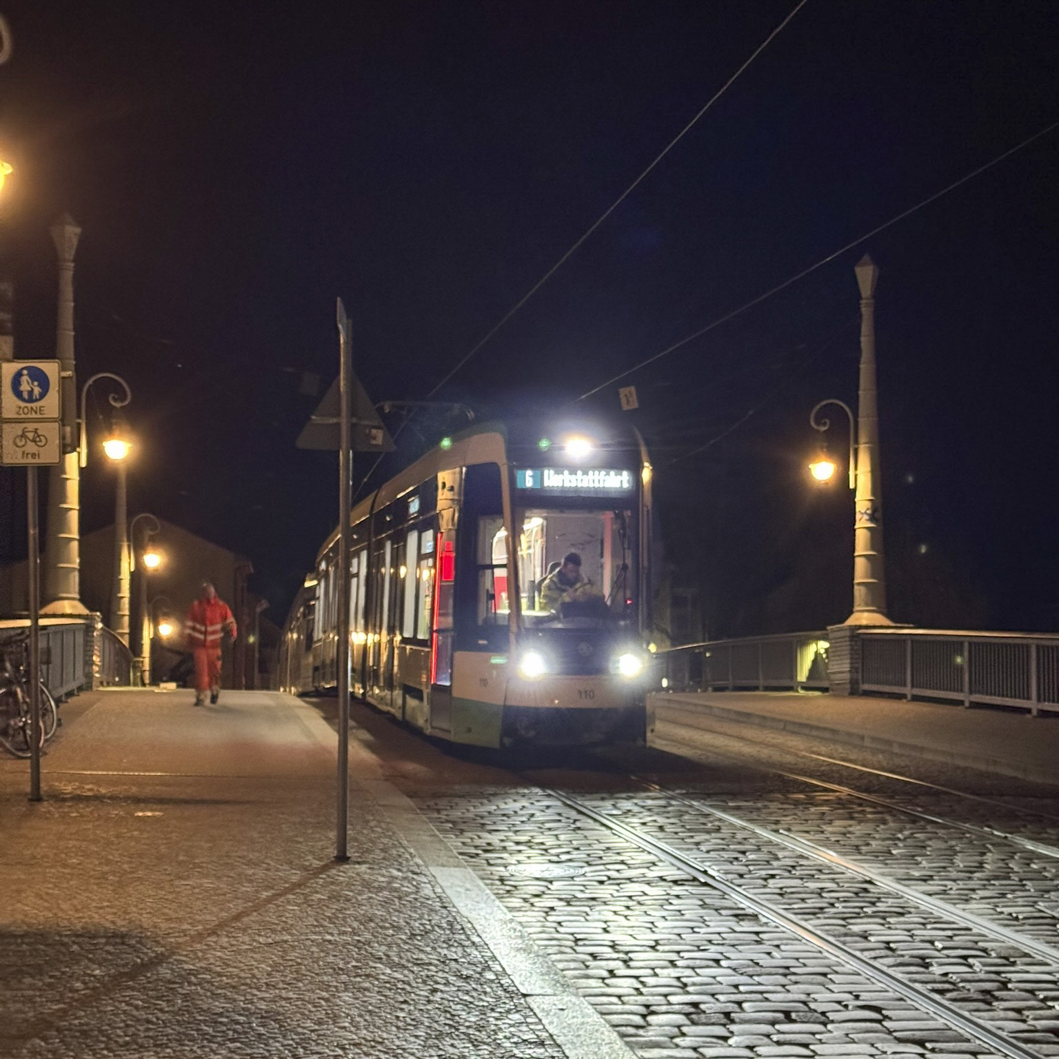 SKODA Bahn nachts auf der Jahrtausendbrücke