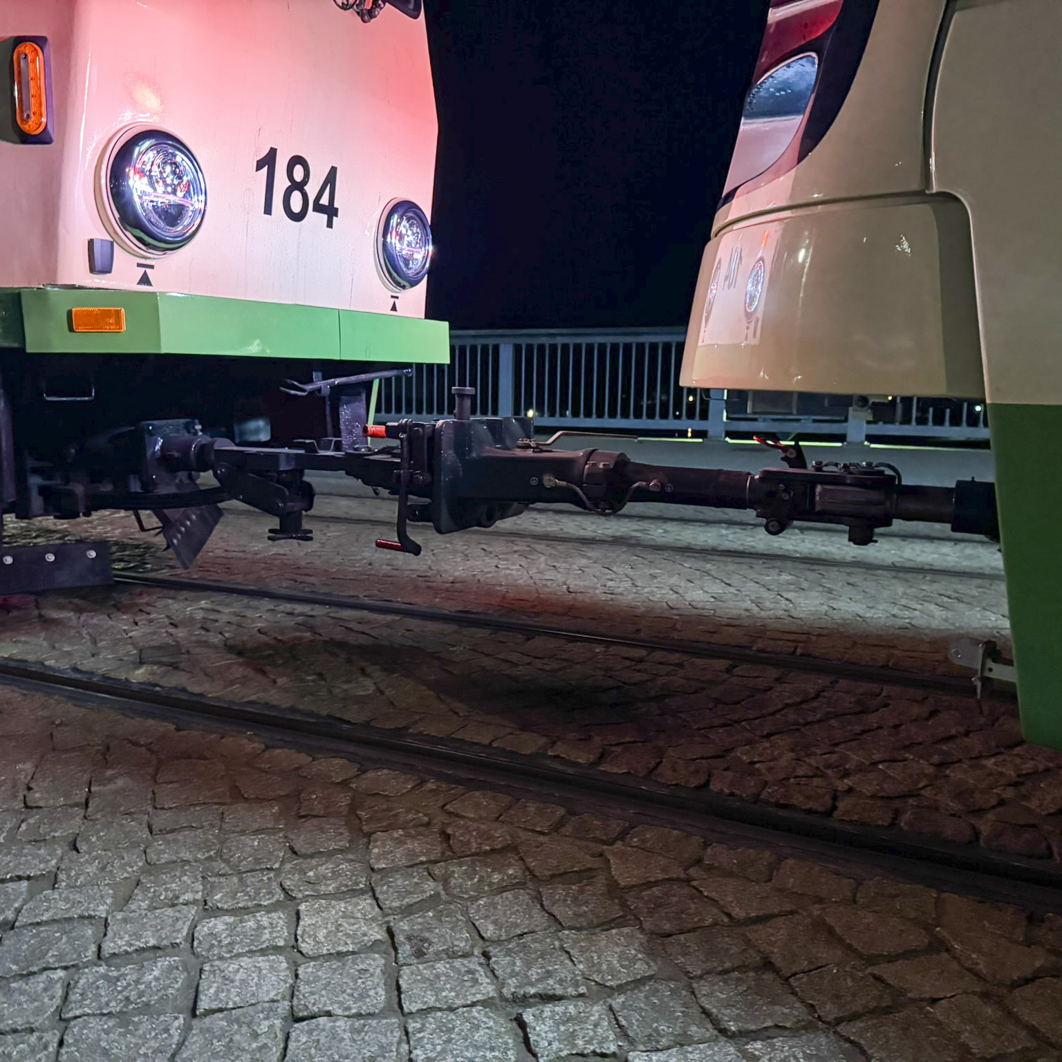 Bild der Kupplung einer Tatrabahn mit den neuen Skodabahnen