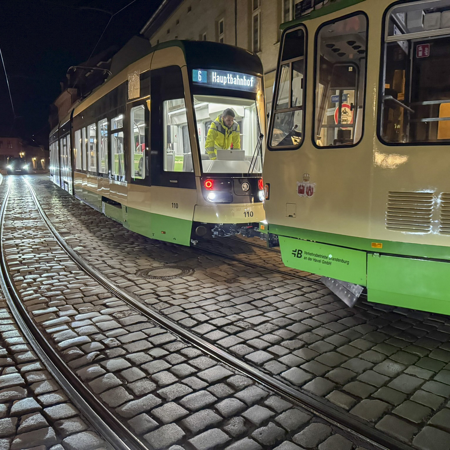 Während einer nächtlichen Übung schleppt die SKODA-Bahn eine Tatra-Bahn über die Jahrtausendbrücke