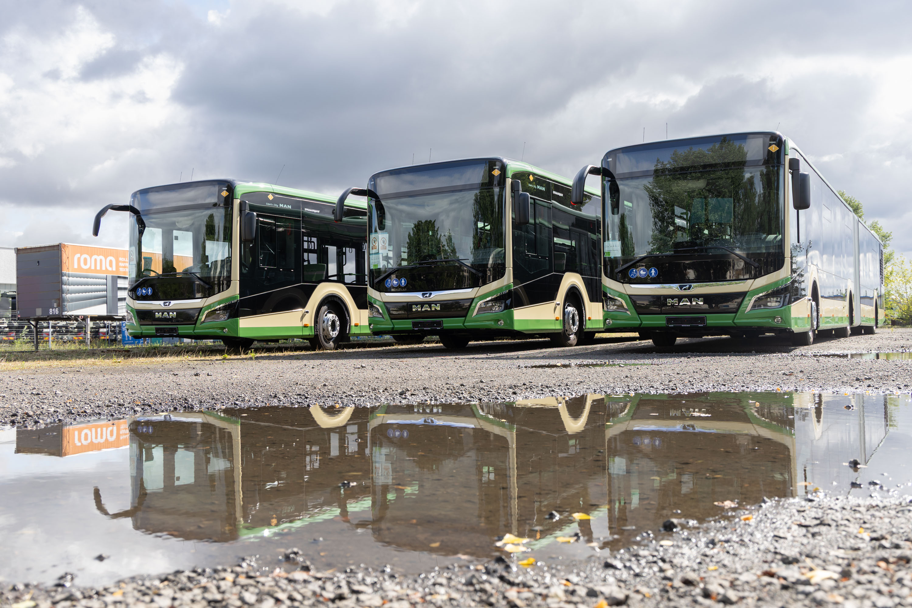 Bild zeigt die 3 neuen MAN Gelenkomnibusse