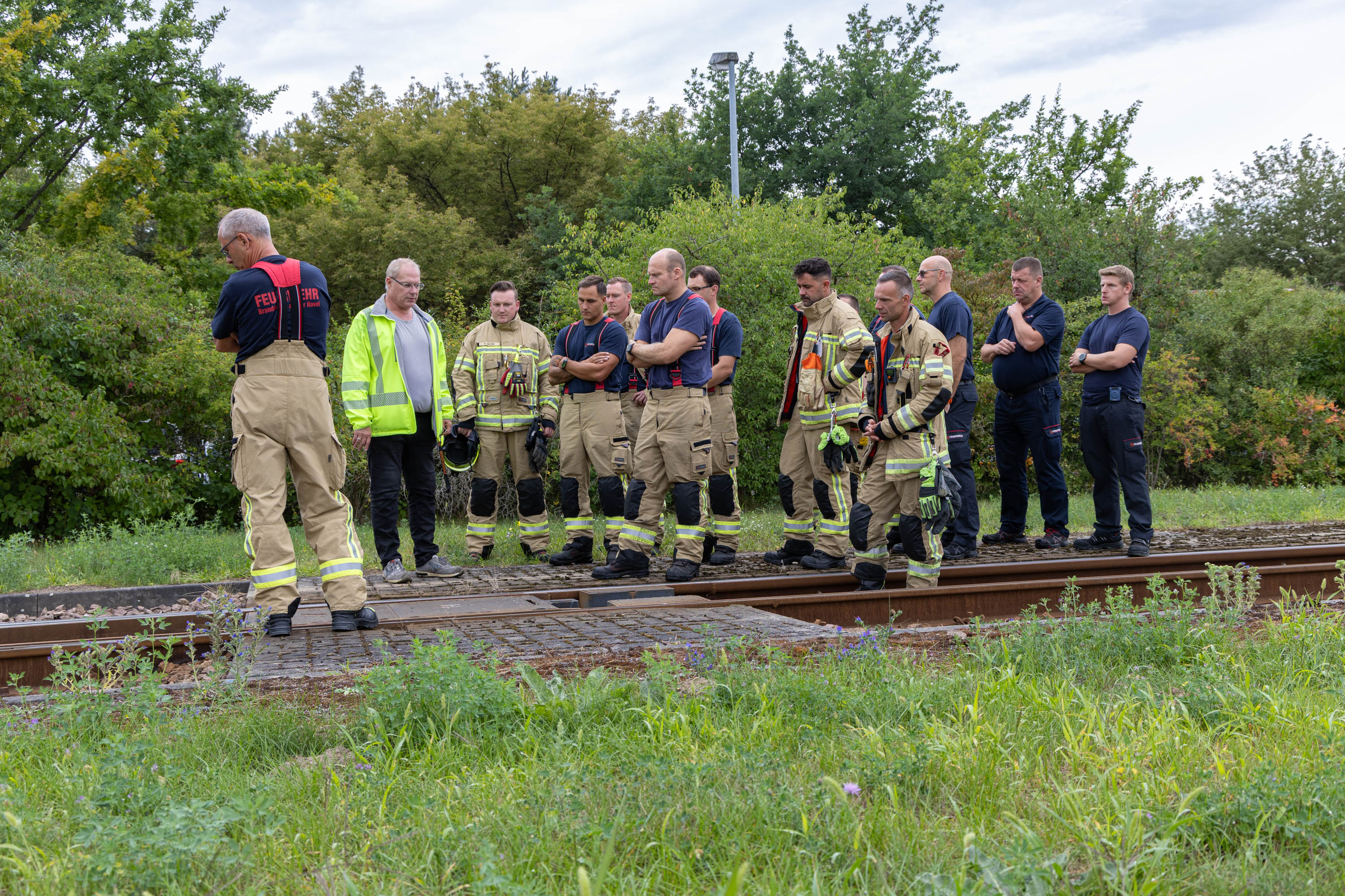 Workshopteilnehmer beim Firmenrundgang im freien auf der Gleisanlage