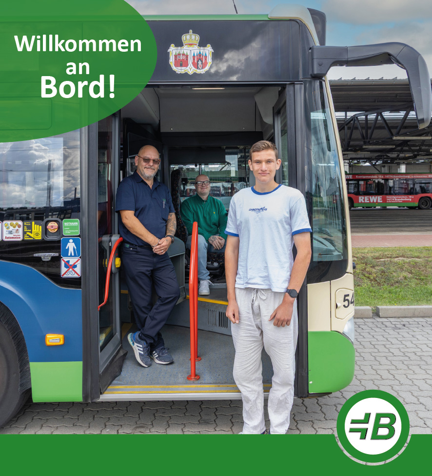 Die beiden frischen Azubis Tom und Felix gemeinsam mit dem Verkehrsmeister Herr M&uuml;ck im Bus